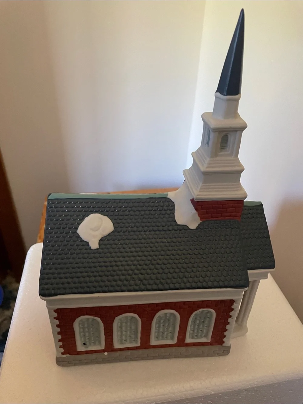Dickens keepsake porcelain/ceramic lighted church (1 church)